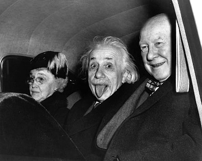 Arthur Sasse foto originale Albert Einstein fa linguaccia in auto con Frank Aydelotte e moglie Marie, Princeton 14 marzo 1951