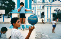 Fotografia Alex Webb Children playing in a courtyard, Tehuantepec - Mexico 1985