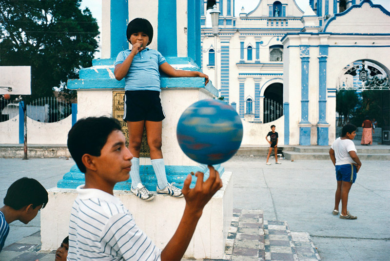 Fotografia Alex Webb Children playing in a courtyard, Tehuantepec - Mexico 1985