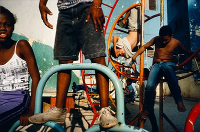 foto Alex Webb bambini parco giochi Havana