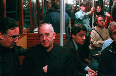Storia della foto di Papa Francesco in metropolitana a Buenos Aires nel 2008