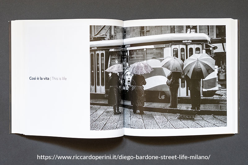 Fotografia Diego Bardone Milano tram e persone con ombrello