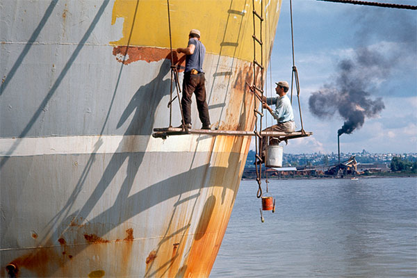 foto Fred Herzog Boat scrapers 1, 1964 uomini raschiano barca