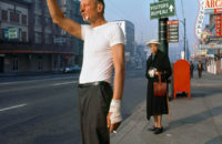 foto Fred Herzog uomo mano bendata 1968