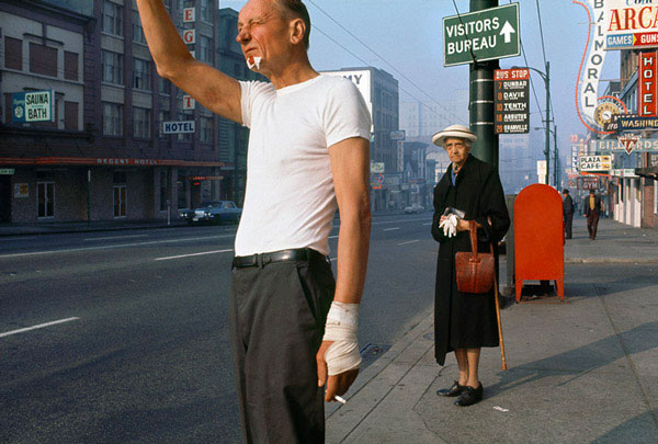 foto Fred Herzog uomo mano bendata 1968