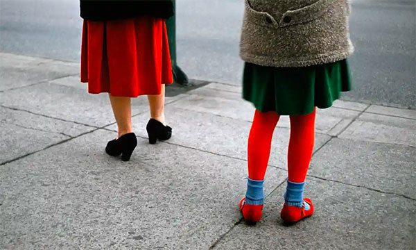 foto Fred Herzog Red Stockings 1961 gonna rossa calze rosse