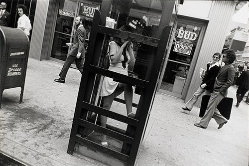 foto Garry Winogrand, donna cabina telefonica, 1981