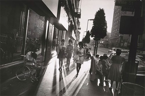 fotografia Garry Winogrand tre ragazze uomo carrozzina Los Angeles California, 1969