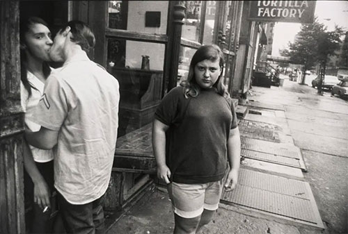 fotografia Garry Winogrand bacio coppia e ragazza che guarda New York, 1969