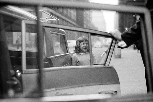 foto oel Meyerowitz bambina piange finestrini auto
