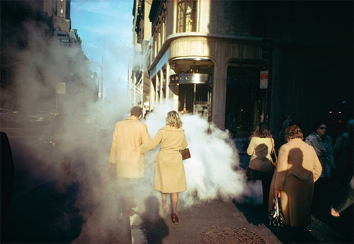 foto Joel Meyerowitz coppia con cappotto cammello e ombre sulla Street Steam a New York