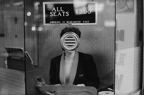 fotografia Joel Meyerowitz giustapposizione biglietteria cinema New York