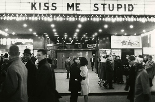 fotografia Joel Meyerowitz bacio Kiss me stupid