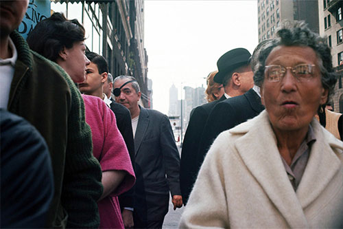 foto Joel Meyerowitz uomo benda occhio strada