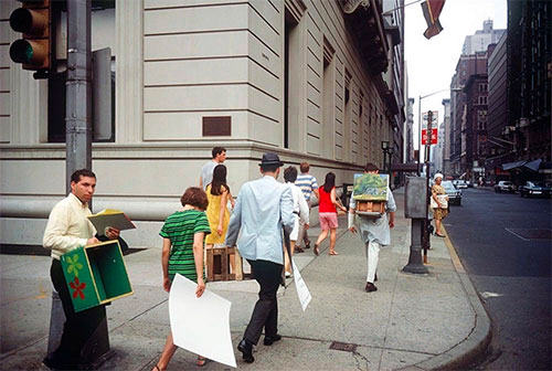 foto Joel Meyerowitz uomo con scatola verde in strada