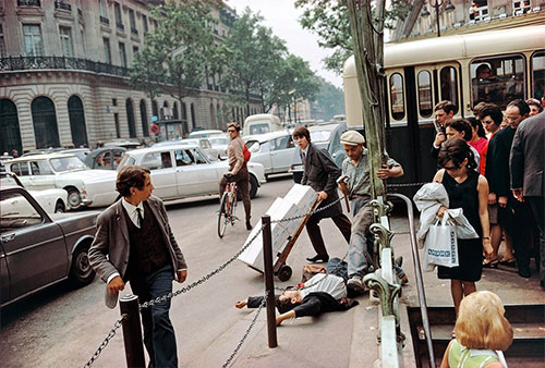 foto Joel Meyerowitz Parigi uomo a terra in strada