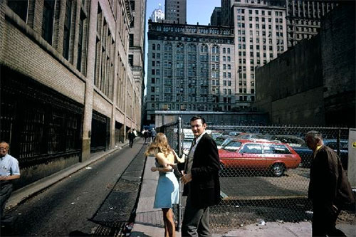 street photography Joel Meyerowitz uomo trattiene braccio donna