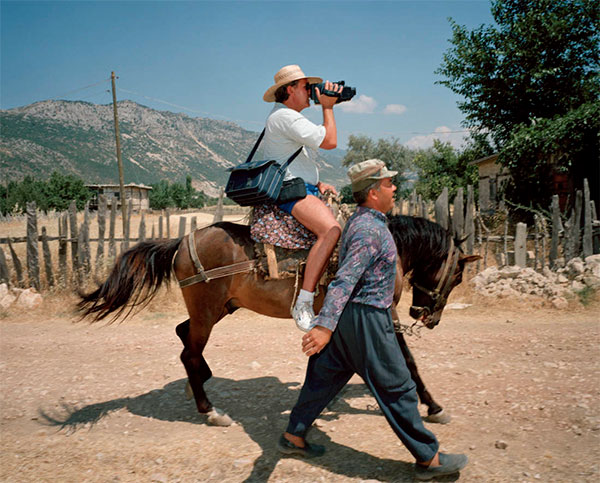 foto Martin Parr Kalkan Turchia 1994 uomo cavallo videocamera