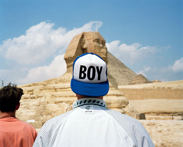 foto Martin Parr uomo cappello boy sfinge Giza Egitto 1993