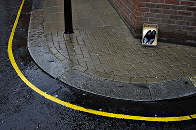 Foto Nils Jorgensen still life street photography scarpe riga gialla 