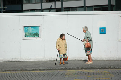 foto Paul Russell donne con bastone street photography