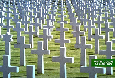 foto Toscani Benetton croci bianche cimitero