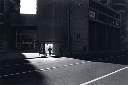 foto Metzker uomo fermata autobus Filadelfia 1981