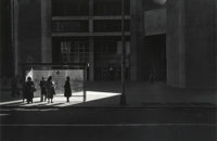 foto Ray Metzker persone fermata autobus luce ombra Filadelfia 1981