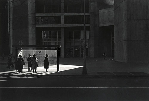 foto Ray Metzker persone fermata autobus luce ombra Filadelfia 1981