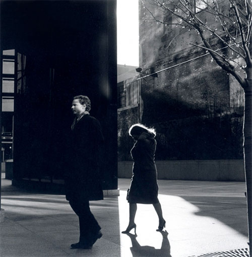 foto Ray K. Metzker persona luce e ombra strada Philadelphia 1983