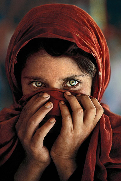 Sharbat Gula ragazza afgana si copre il volto, foto Steve McCurry 1984