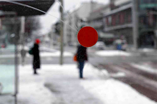 Foto street photography Siegfried Hansen giustapposizione bollino rosso testa