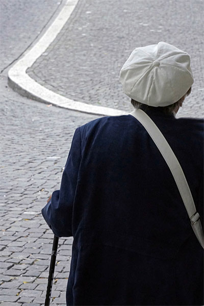 foto Siegfried Hansen giustapposizione tracolla borsa bianca e linea marciapiede