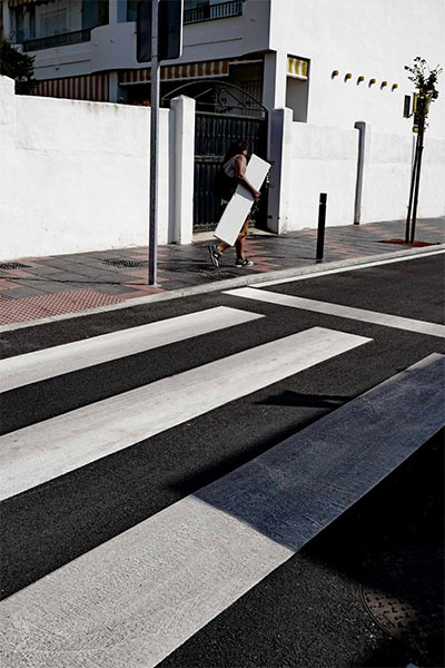 foto Siegfried Hansen street striscia pedonale mancante e uomo che la porta via