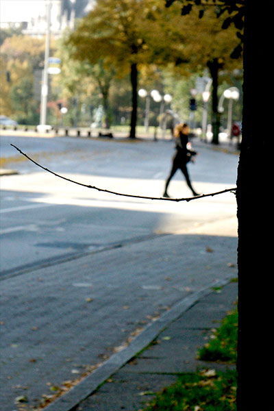 Foto Siegfried Hansen donna sembra camminare su filo