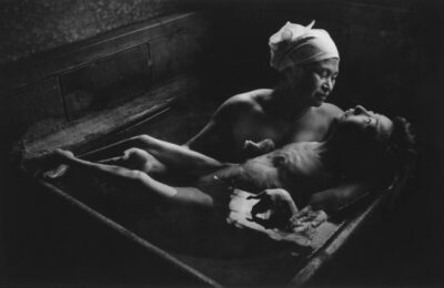 Foto Tomoko Uemura in Her Bath di W. Eugene Smith