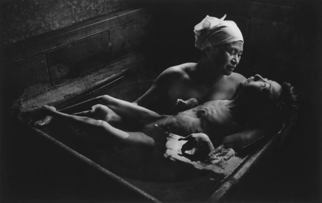 Fotografia Eugene Smith - Tomoko Uemura in Her Bath, from Minamata, 1972 (Il bagno di Tomoko)