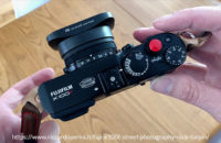 fotocamera mirrorless Fujifilm X100f nera Nick Turpin street photographer
