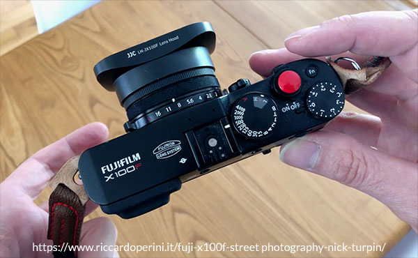 fotocamera mirrorless Fujifilm X100f nera Nick Turpin street photographer