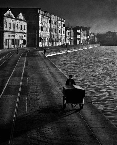 fotografia Fan Ho As Evening Hurries By