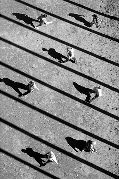 foto Fan Ho persone negli spazi dall'alto