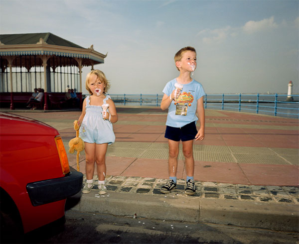foto di copertina Martin Parr The Last Resort, bambini con gelato