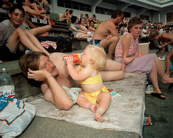 fotografia Martin Parr The Last Resort, neonata beve lattina Coca Cola