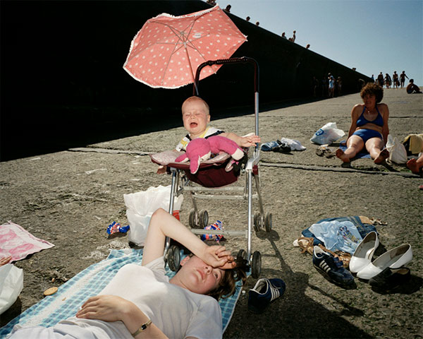 foto The Last Resort Martin Parr, neonato piange spiaggia madre sconsolata