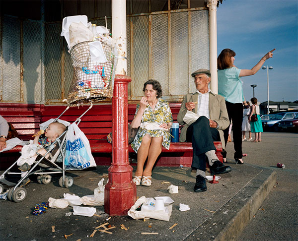 fotografia The Last Resort Martin Parr, passeggino palo anziani panchina sporcizia