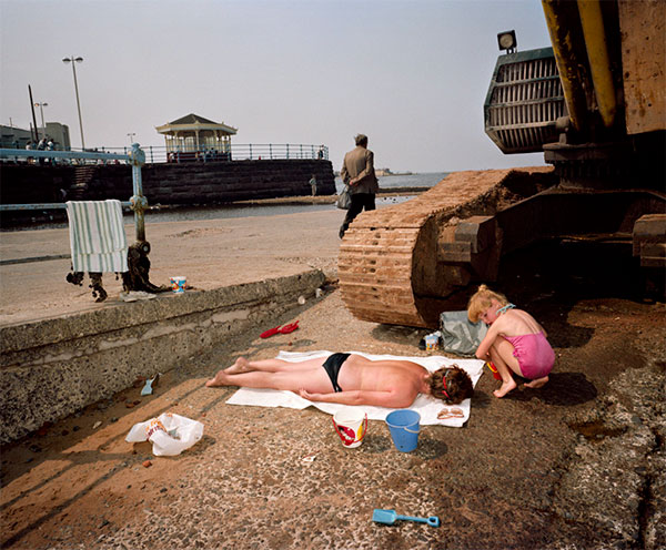 foto The Last Resort Martin Parr, ruspa in spiaggia telo mare su cemento