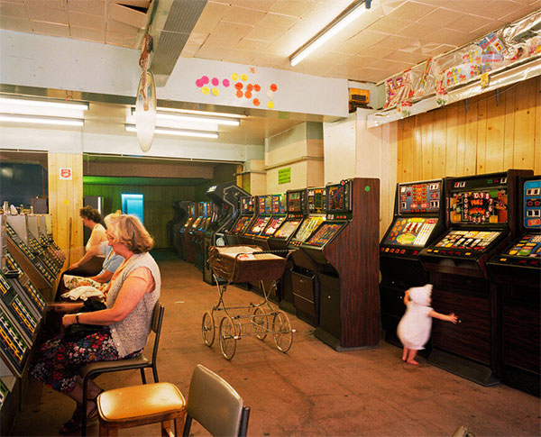foto Martin Parr The Last Resort, bambina sala giochi slot machine