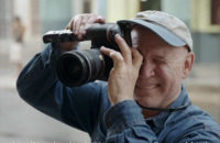 Steve McCurry scatta foto con dito mano sinistra