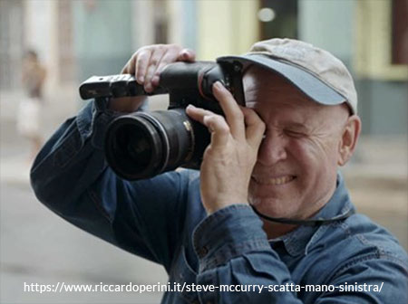 Steve McCurry scatta foto con dito mano sinistra